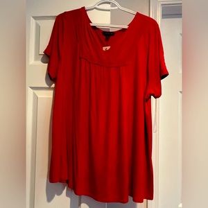 Women’s loose fitting T-shirt from Lane Bryant in size 18/20.